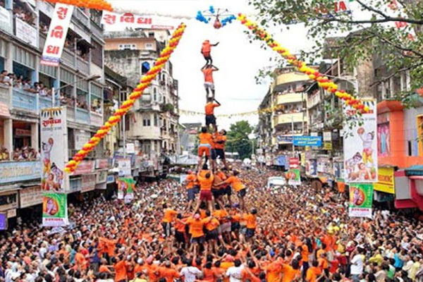 1555486025 dahihandi mumbai 1