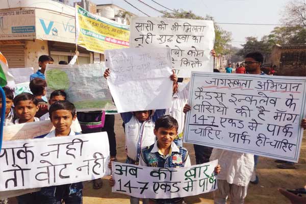 1555521916 child on road
