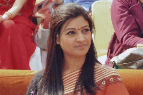 1555735136 alka lamba600