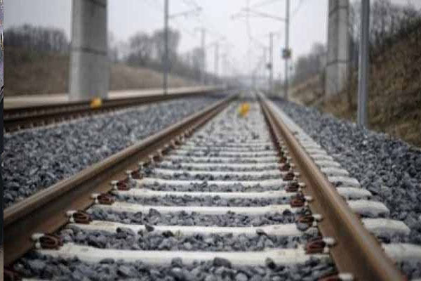1555735432 train track