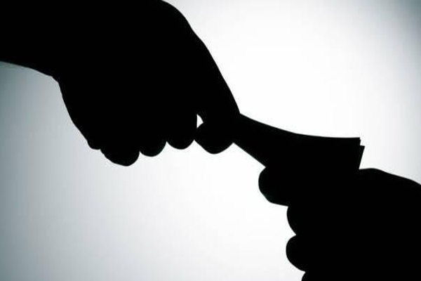 1555735702 bribe riswat