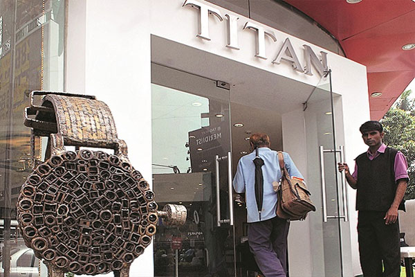 1555747451 titan