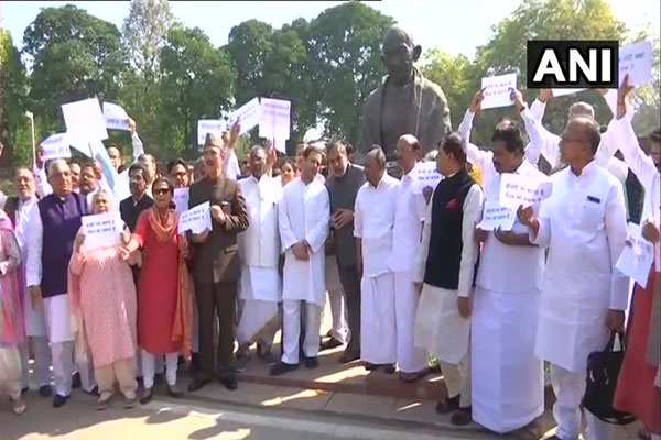 1555752136 protest rahul