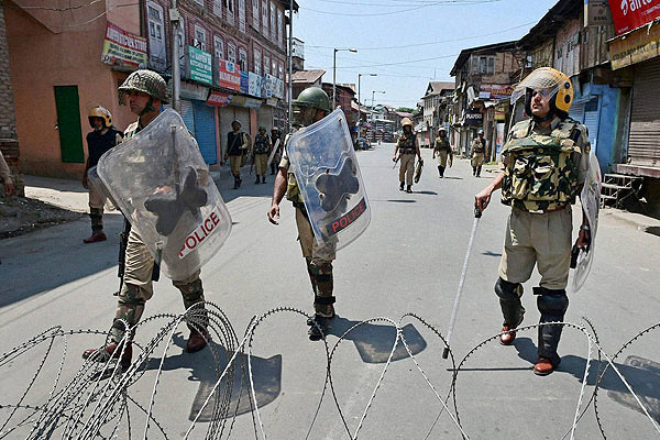 1555755297 kashmir curfew