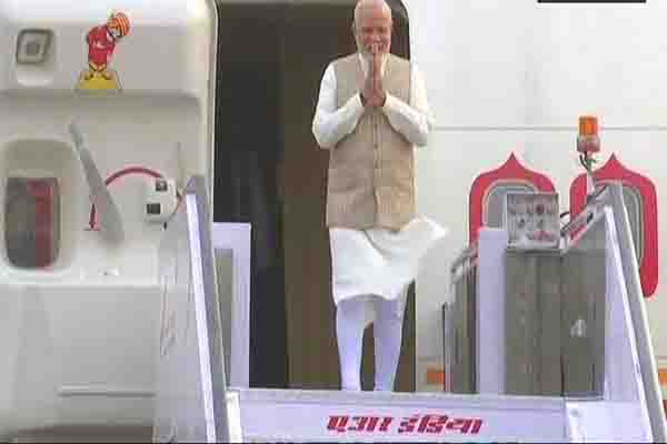1555757113 modi60022