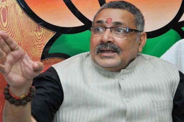 1555759437 giriraj singh600