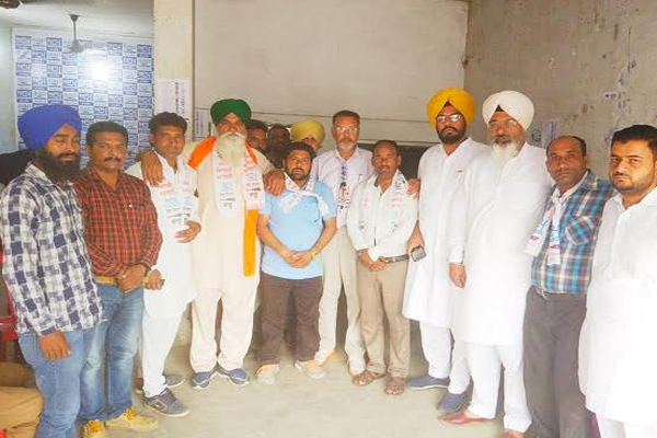 1555764398 manhohar lal