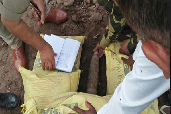 1555764491 bombs catch in indo pak border
