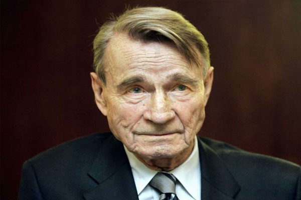1555919389 former president finland