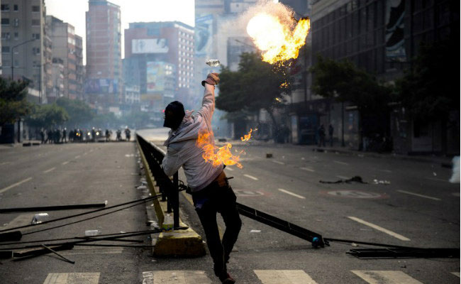 1555919500 venizuela protester