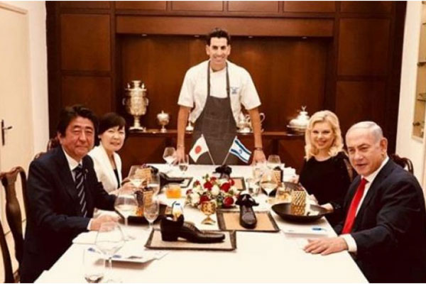 1555919833 shoes dinner2