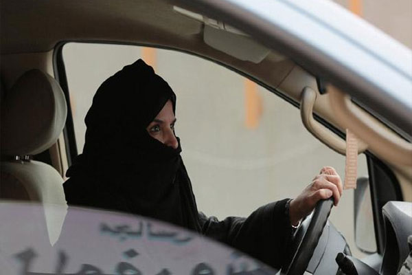 1555922270 driving saudi arabian