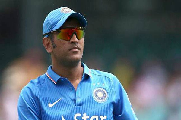 1555928668 dhoni out