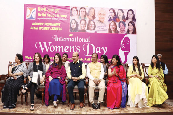1556014040 women mangal