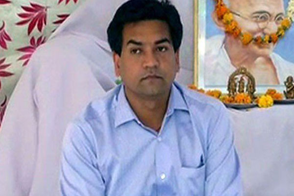 1556030073 kapil mishra 4