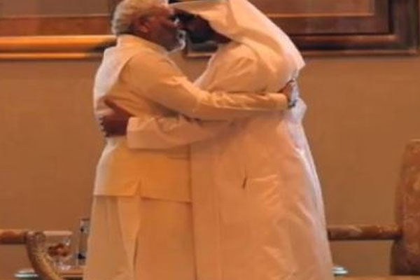 1556031065 modi hug