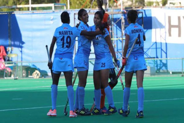 1556092503 woman hockey team