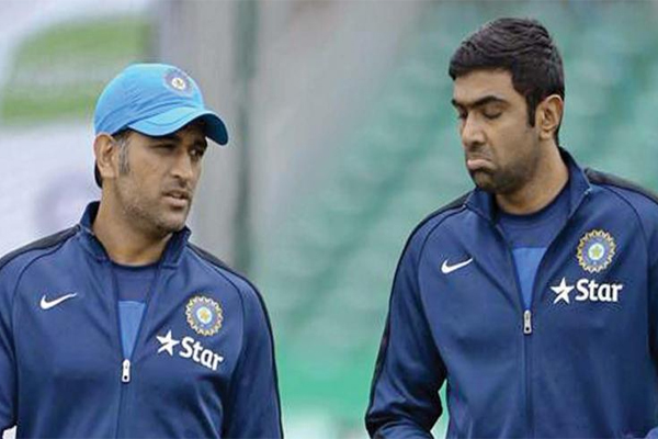 1556095679 ashwin and dhoni
