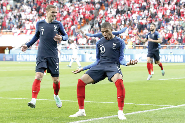 1556096774 france