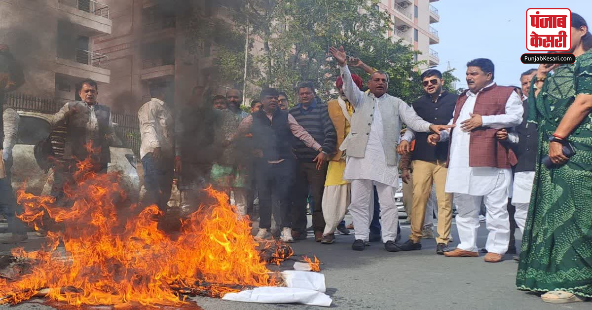 BJP burns Rahul Gandhi's effigy in protest against Jagdeep Dhankhar's mimicry
