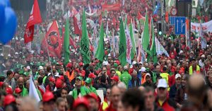 Belgium : ऑडी फैक्ट्री बंद होने के खिलाफ सड़कों पर उतरे हजारों लोग