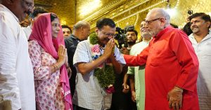 CM Kejriwal ने पत्नी सुनीता के साथ हनुमान मंदिर पहुंचकर की पूजा-अर्चना