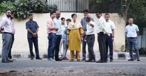 Delhi की सड़कों पर उतरा आतिशी का मंत्रिमंडल, खराब सड़कों का किया निरीक्षण
