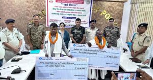 Jharkhand में पुलिस को मिली बड़ी सफलता, 10 लाख के इनामी माओवादी नक्सली ने किया सरेंडर