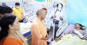 Lucknow Building Hadsa : CM योगी ने लोकबंधु अस्पताल में घायलों से की मुलाकात