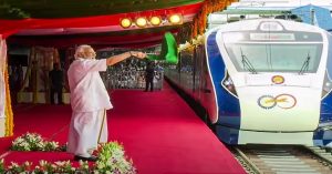 PM Modi ने 6 नई वंदे भारत ट्रेनों को दिखाई हरी झंडी, 650 करोड़ रुपये से ज्यादा परियोजनाओं की शुरुआत