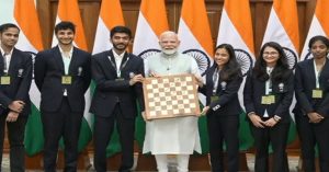 Chess Olympiad​​​​​​​ विजेताओं से मिले PM Modi, खिलाड़ियों ने दिया खास गिफ्ट