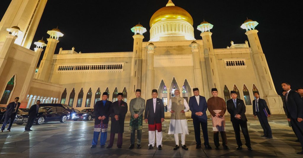 PM modi visited the Omar Ali Saifuddien Mosque