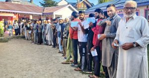 जम्मू-कश्मीर दूसरे चरण चुनाव के मतदान आज, मतदान केंद्रों पर दिखी लंबी कतारें