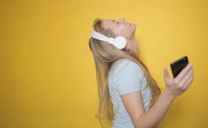 पूरे दिन Earphone लगाए रहने वाले लोग जरुर देखें ये Video, जान लें कितना है खतरनाक