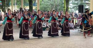 हिमाचल प्रदेश : निर्वासित तिब्बतियों ने धर्मशाला में लोकतंत्र दिवस की 64वीं वर्षगांठ मनाई