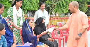 CM Yogi ने जनता दरबार में सुनीं 300 लोगों की समस्याएं, कहा- किसी के साथ नहीं होने देंगे अन्याय