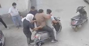 Gurugram : बेखौफ बदमाशों ने दिनदहाड़े स्कूटी सवार पर चलाई गोली, हालत गंभीर