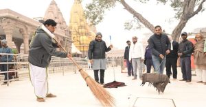 Kashi Vishwanath धाम में दिया जा रहा सफाई पर विशेष जोर, मंदिर का बदला स्वरूप देख खुश हुए भक्त