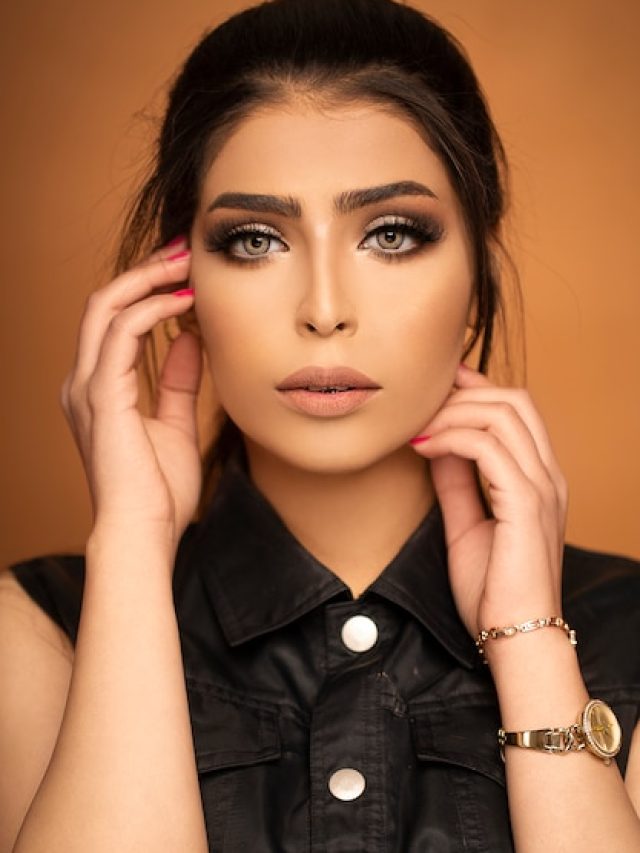 fashion-model-evening-makeup-with-smokey-eyes_114579-8607