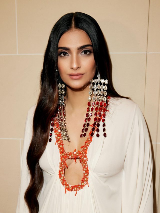 sonamkapoor_1696163104_3203970801022429042_54089228