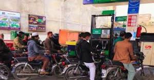 आर्थिक उथल-पुथल के बीच पाकिस्तान पेट्रोल की कीमतों में बढ़ोतरी करेगा