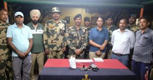 BSF और पंजाब पुलिस ने तरनतारन में बरामद किया संदिग्ध हेरोइन का एक पैकेट