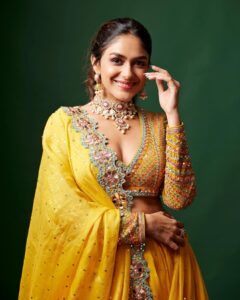 Latest Hair Styles: एथेनिक आउटफिट्स के साथ ट्राई करें मृणाल ठाकुर के हेयर स्टाइल