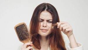 Dandruff Remedy: सर्दियों में बालों को रुसी और डैंड्रफ से कैसे बचाएं?