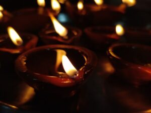 Bhai Dooj 2024: भाई दूज पर क्यों जलाया जाता है यम का चौमुखी दिया?