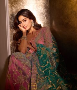 Janhvi Kapoor Latest Pics: गुलाबी साड़ी पहन एक्ट्रेस ने इंटरनेट पर बरपाया कहर, देखें तस्वीरें