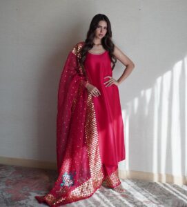 Sonam Bajwa Suits: सोनम बाजवा के फैशनेबल वार्डरोब से लें, ट्रेंडी सूट इंस्पिरेशन