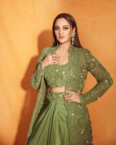 Sonakshi Sinha Green Outfits : Perfect Mehndi Look के लिए पहनें Sonakshi Sinha के ये Green Outfits