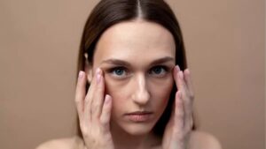 आपकी आंखों के नीचे हो गए हैं Dark Circles, ऐसे करें दूर