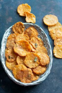 Methi Mathri: चाय के साथ Perfect Snack, घर पर बनाएं Crispy मेथी मठरी